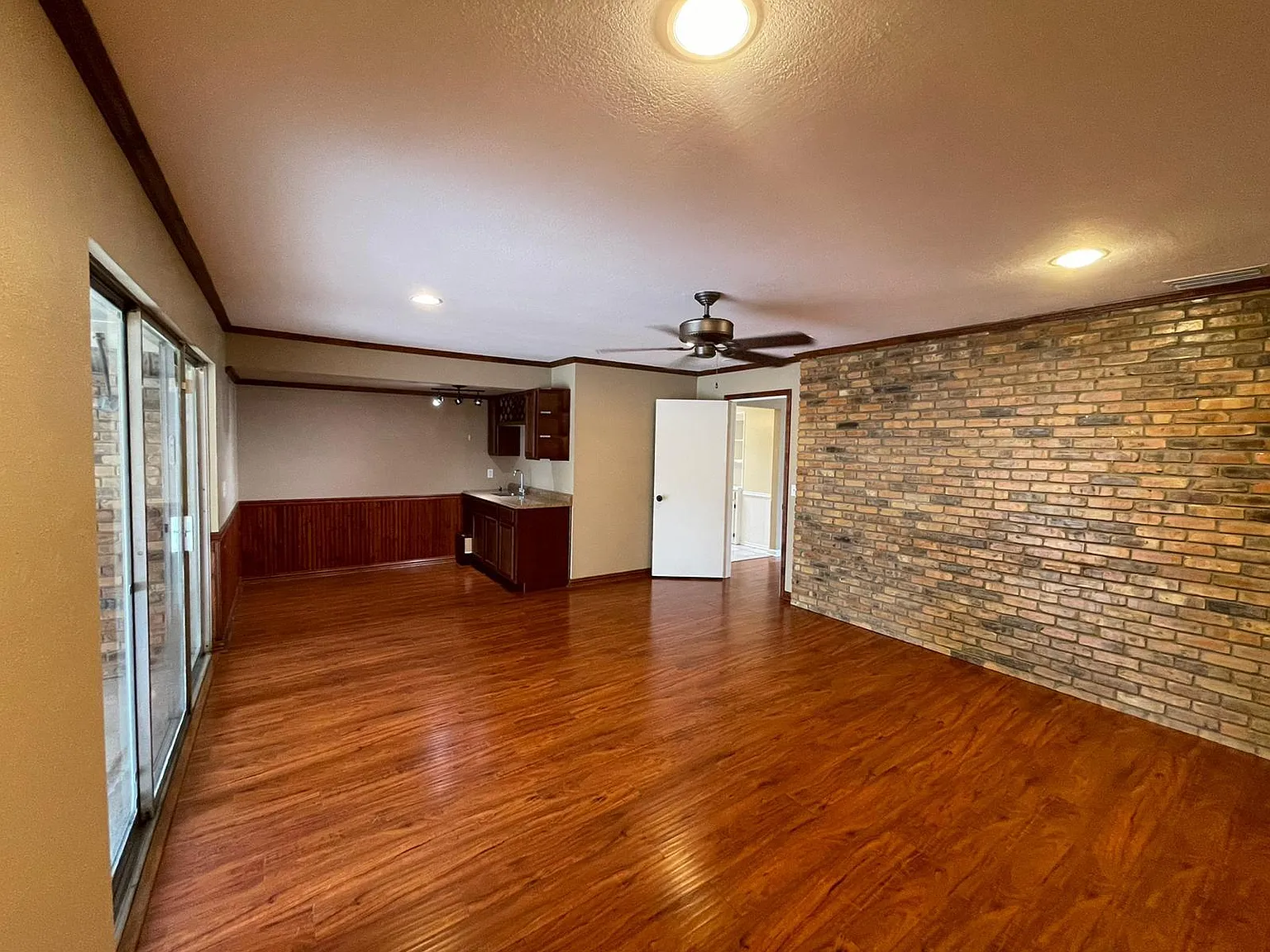 3 bed, 2443 sqft, $2,700 — Photo 3