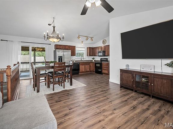 3rd image of 35 Hillsdale Dr