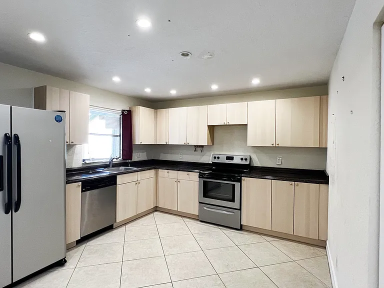 9617 Riverside Dr #6 — Photo 6