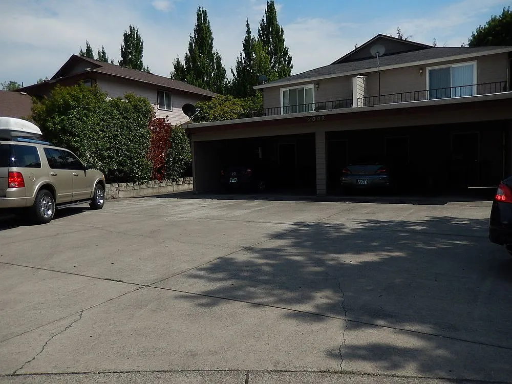 2042 Campus Dr APT 1 photo 1