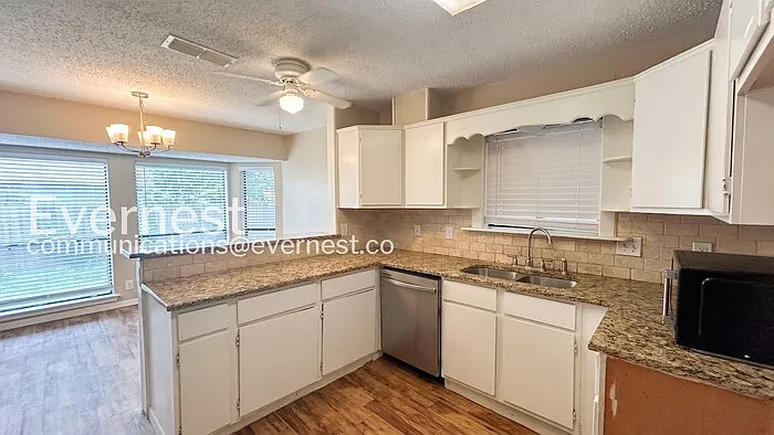 3 bed, 2.0 bath, 1396 sqft, $1,945 — Photo 2