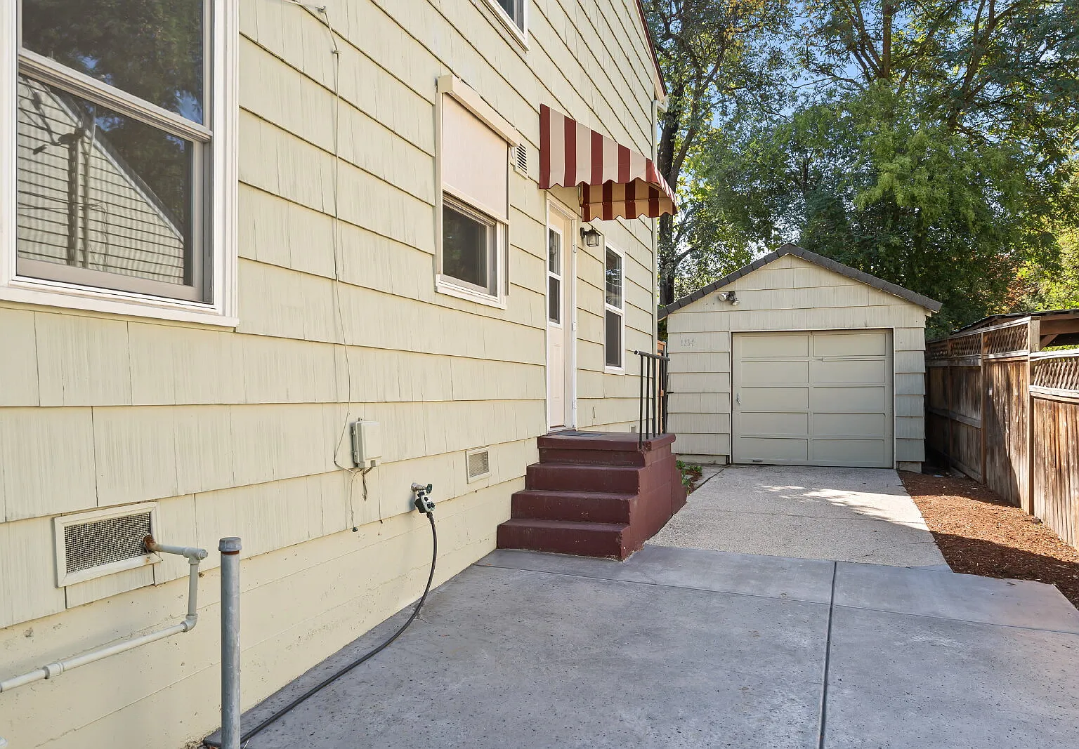 Charming 2-Bedroom Duplex Home with Private Backyard in Medford, Oregon! — Photo 4