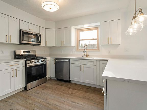 5th image of 812 Woodmere Dr