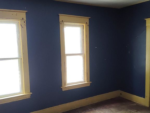 4th image of 221 Regan St