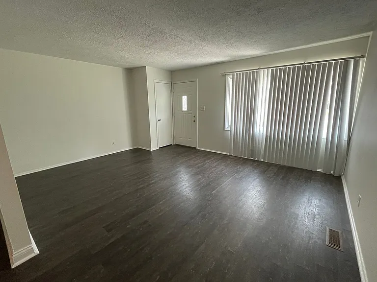 110 N Tyrone Dr — Photo 2