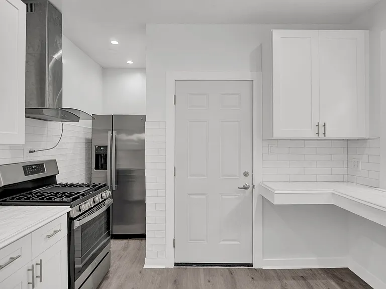 3234 W Waveland Ave #2 — Photo 5
