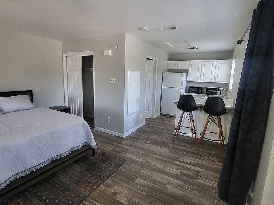 2nd image of 722 N Clovis Ave #100