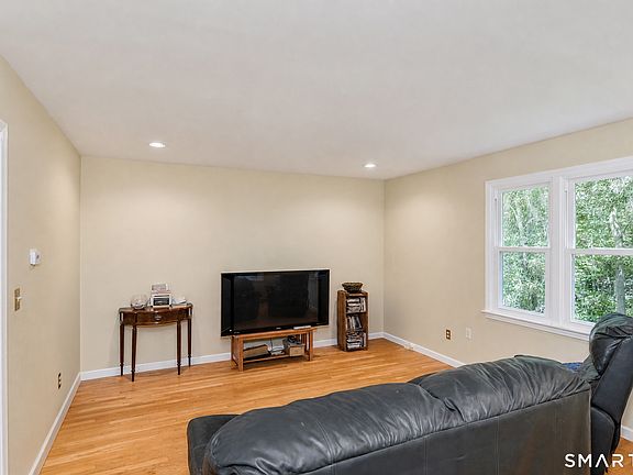 5th image of 26 Mountain Laurel Lane