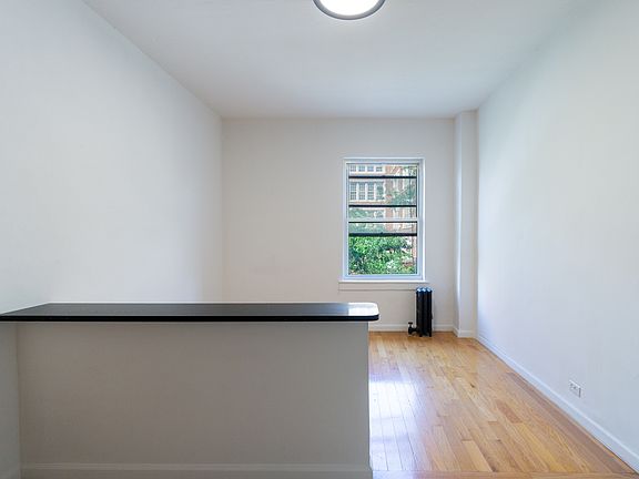 3rd image of 320 W 20th St APT 15