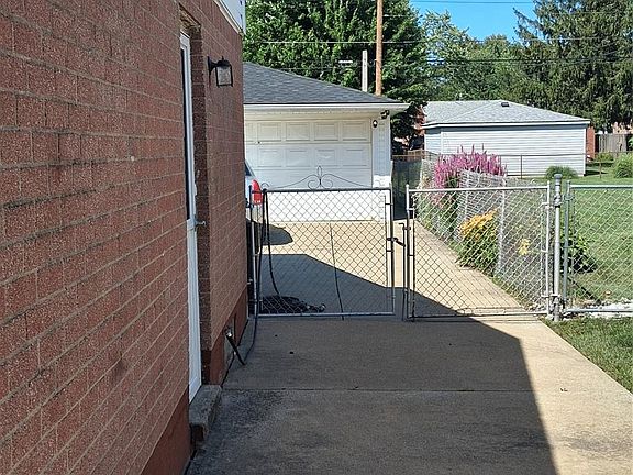 3rd image of 23231 Glenbrook St