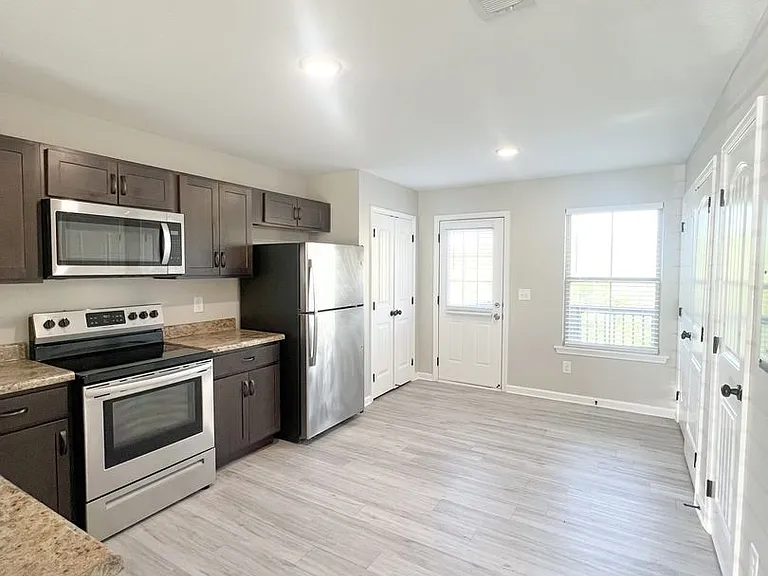 106 Smithson Ct — Photo 9