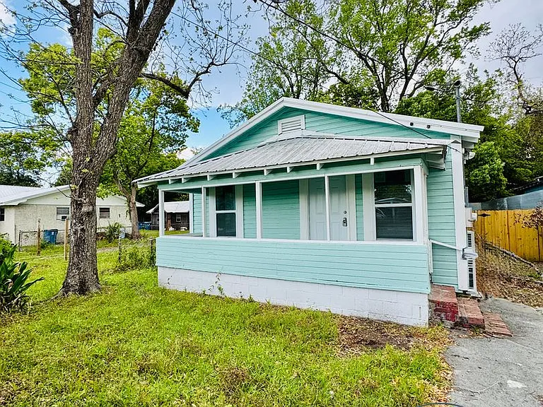 2408 Gordon St — Photo 2