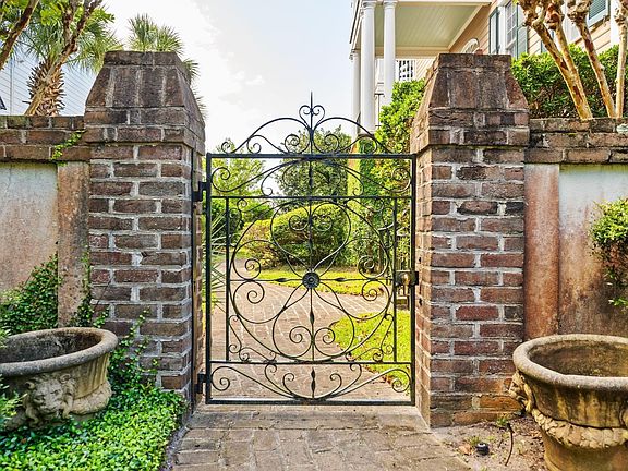 3rd image of 160 Colony Point Dr.