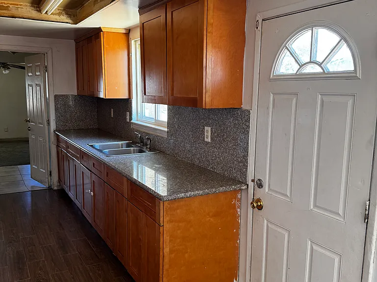 44110 Carolside Ave — Photo 12