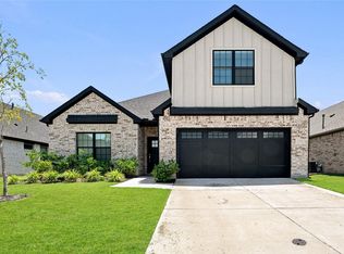 498 Oak Creek Dr, Lavon, TX 75166