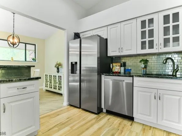 18 Summit Ct, Clinton Twp., NJ 08801
