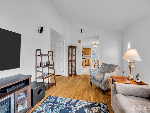 4th image of 407 Clinton Ave