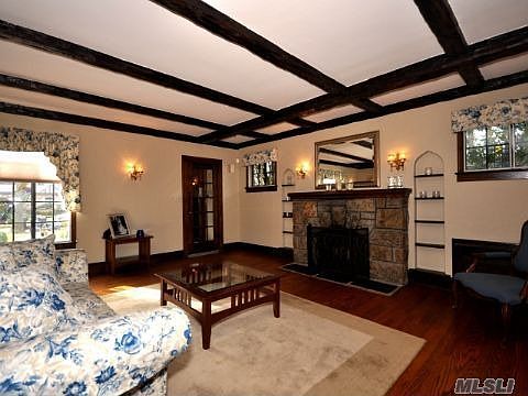 4th image of 15 Marlborough Ct