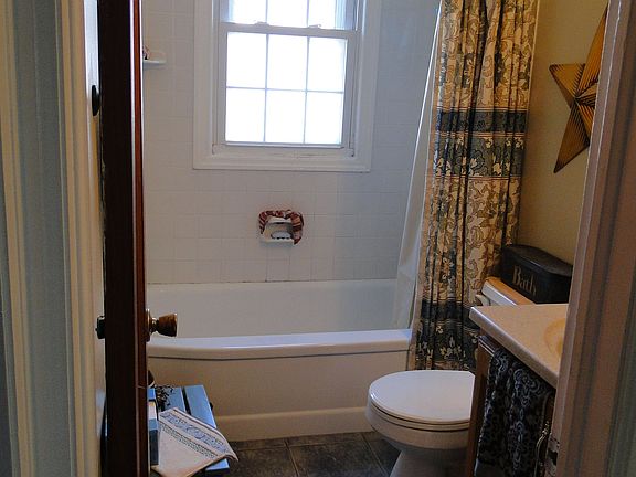 5th image of 114 Orchard Dr E