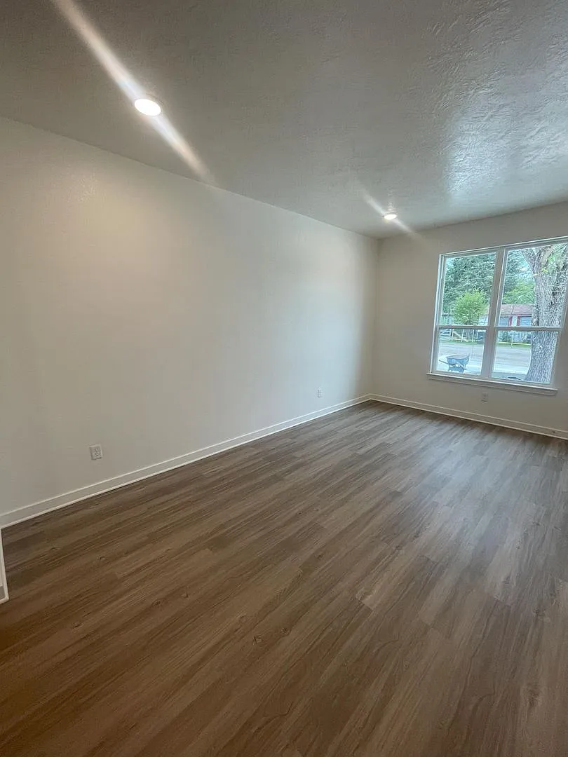 Building Photo - 1612 W 5th St #1