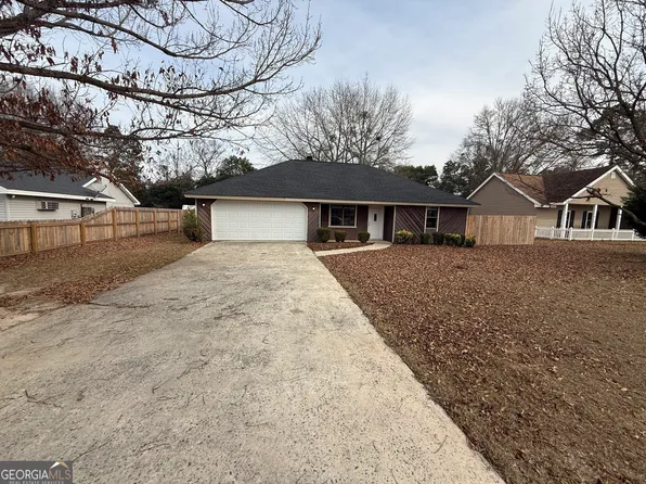 1418 Parkway Dr, Perry, GA 31069