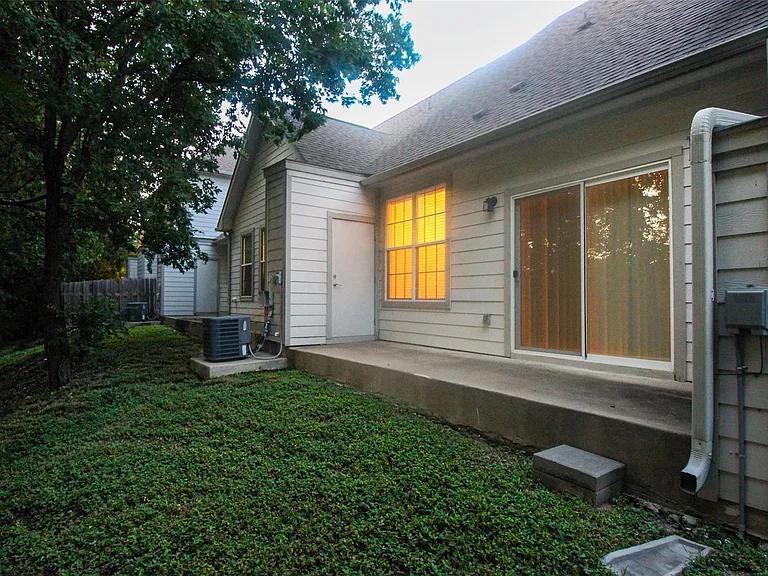 12208 Abbey Glen Ln SE #D — Photo 13