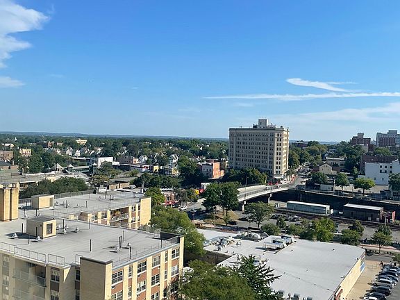 5th image of 45 Sidney Ave W #15G