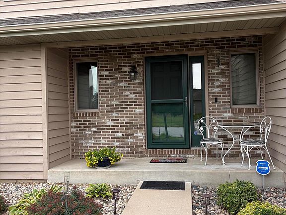 3rd image of 252 Bedford Cir