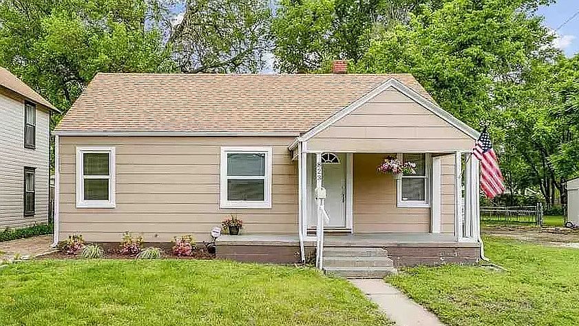 1st image of 823 S Martinson Ave