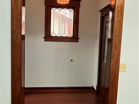 5th image of 209 S Oak St