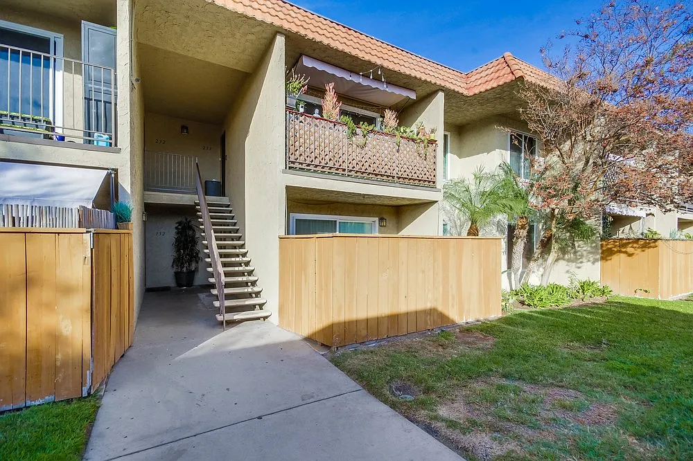 2 bed, 896 sqft, $2,200 — Photo 1