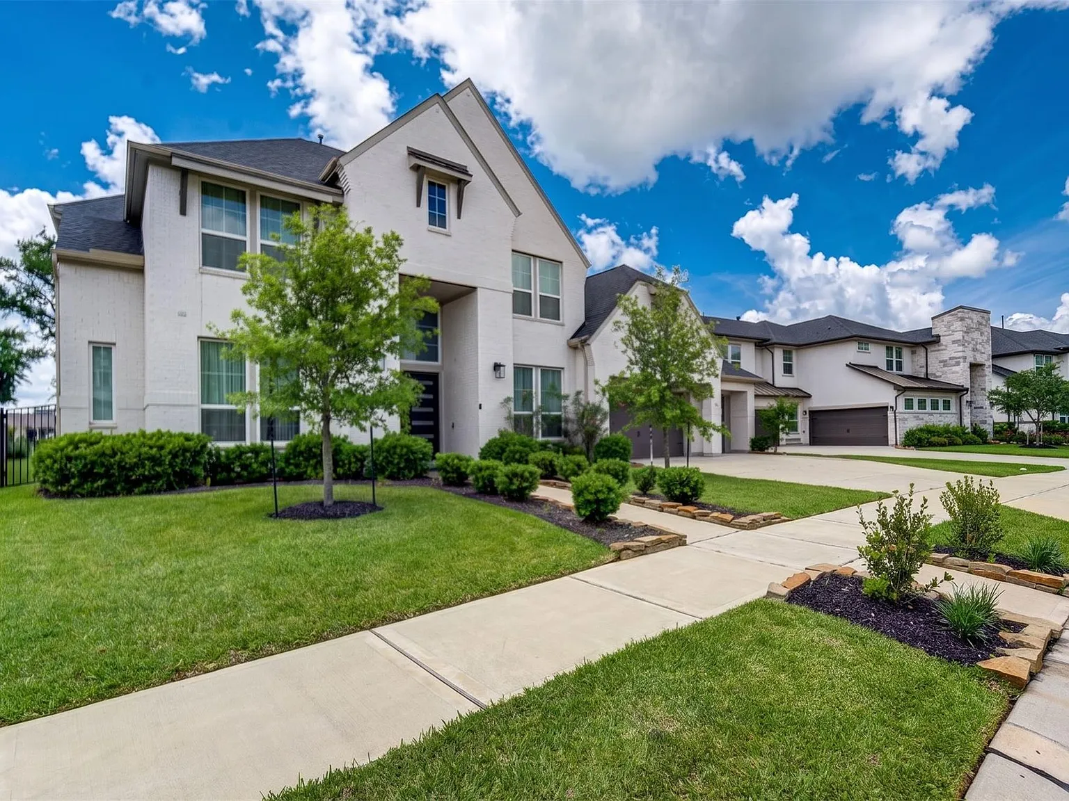 5 bed, 4.5 bath, 4931 sqft, $5,500 — Photo 4