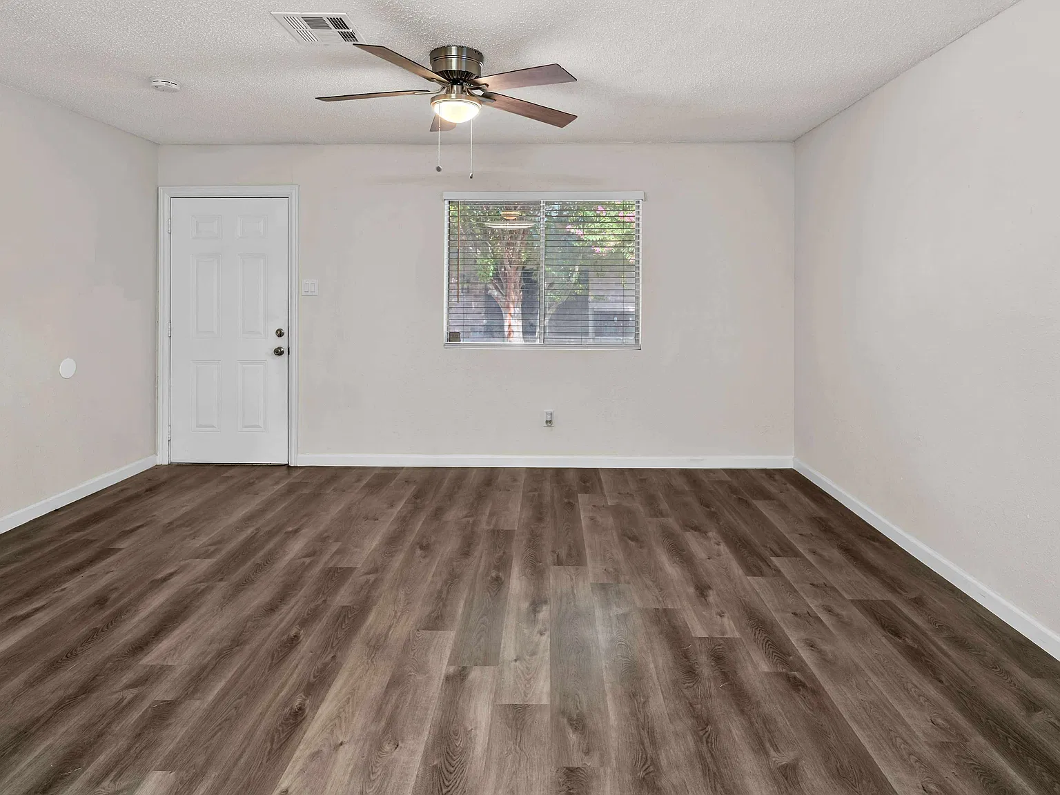 3 bed, 864 sqft, $1,450 — Photo 1