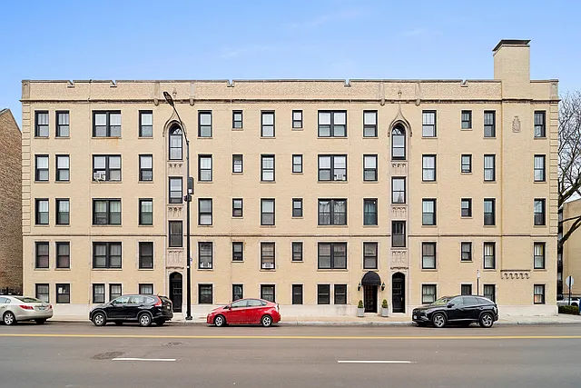604 W Addison St #B3 — Photo 1