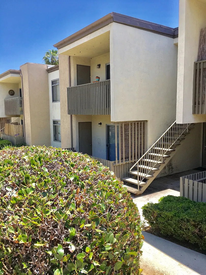 Charming & Freshly Updated 1 BR / 1 BA Condo in Gated Arbor Hills — Photo 4