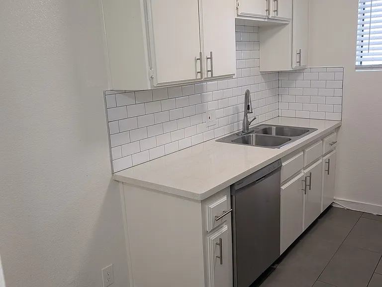 7014 Lanewood Ave #6 — Photo 2