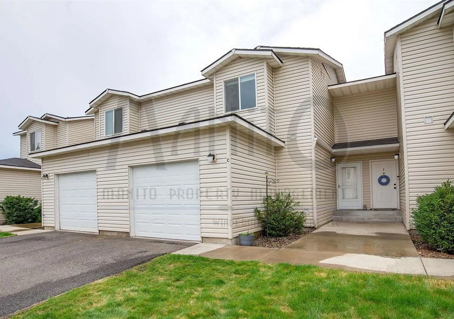 Fresh & Private Townhome — Photo 1