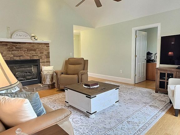 3rd image of 430 Bluff Trce