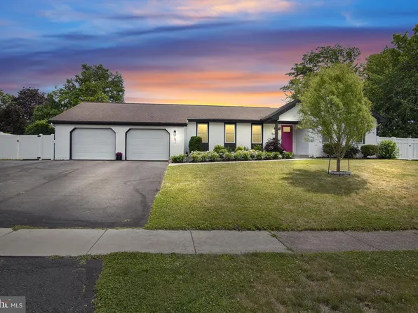 1098 Hillview Ln, Hershey, PA 17033
