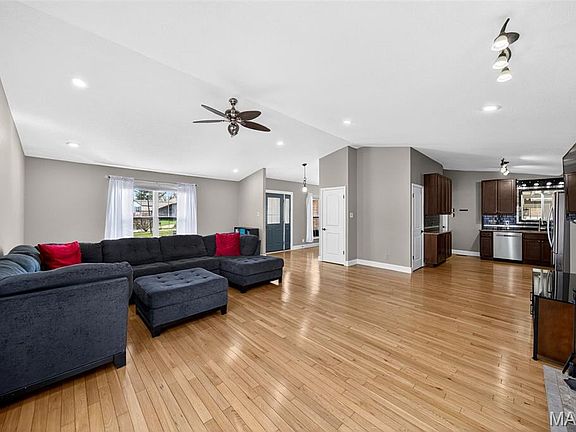 5th image of 2933 Emerald Bend Ct
