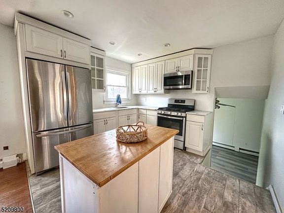 3rd image of 459 W 6th Ave