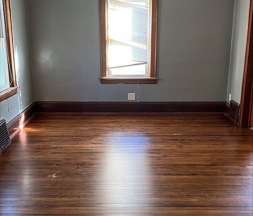 3rd image of 819 Thomas Ave N