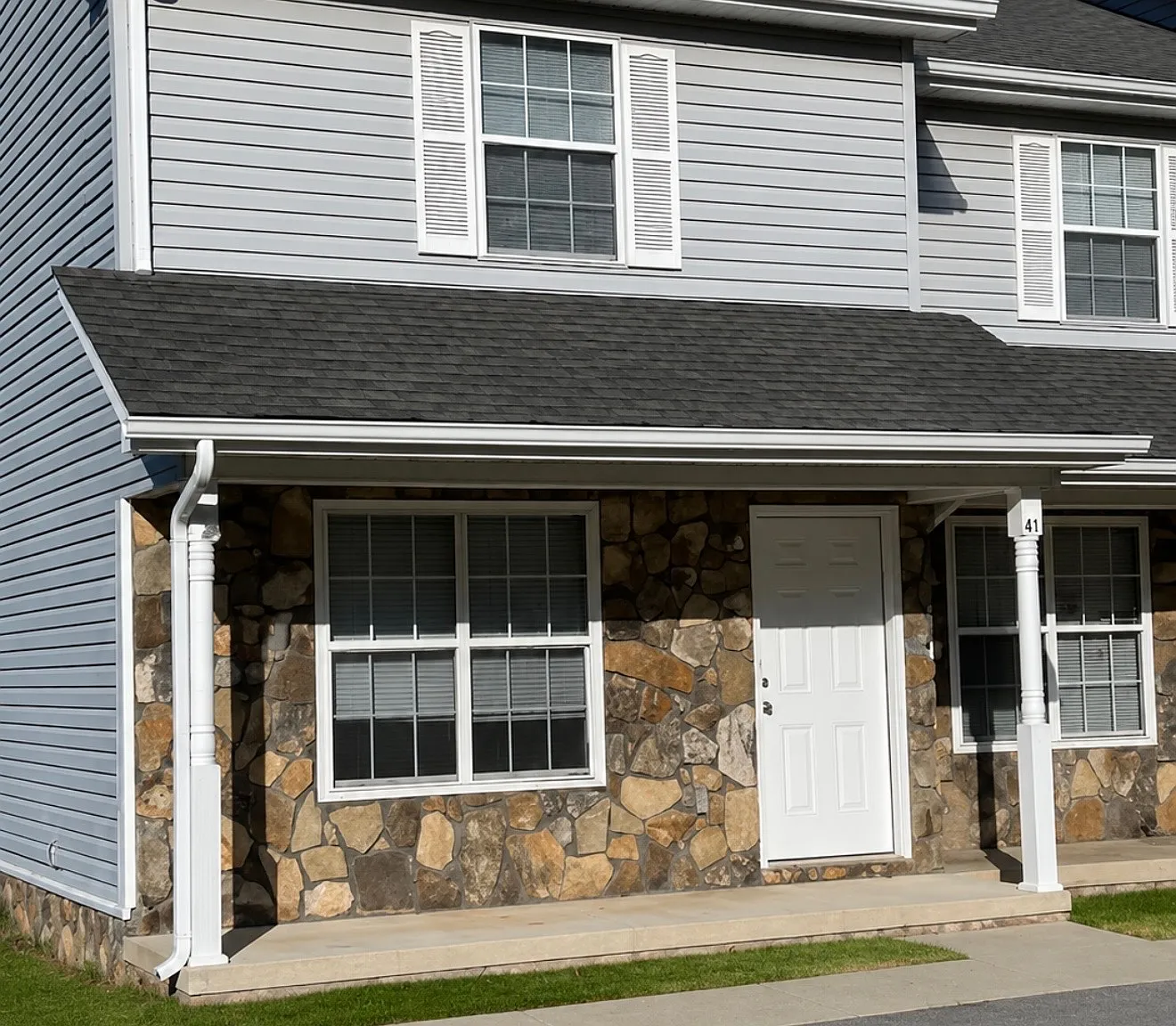 2 bed, 1.5 bath, 980 sqft, $1,045 — Photo 1