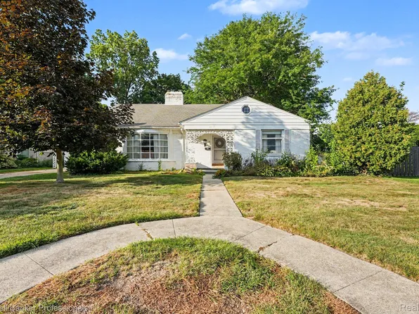 16 Hawthorne Rd, Grosse Pointe Shores, MI 48236