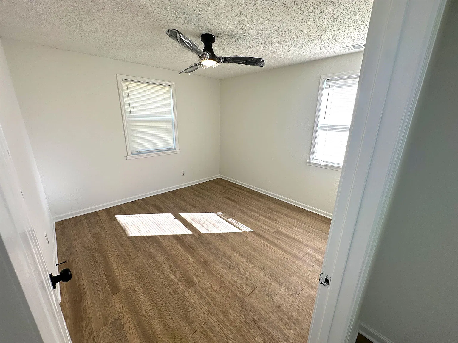 2 bed, 1.0 bath, $1,050 — Photo 4