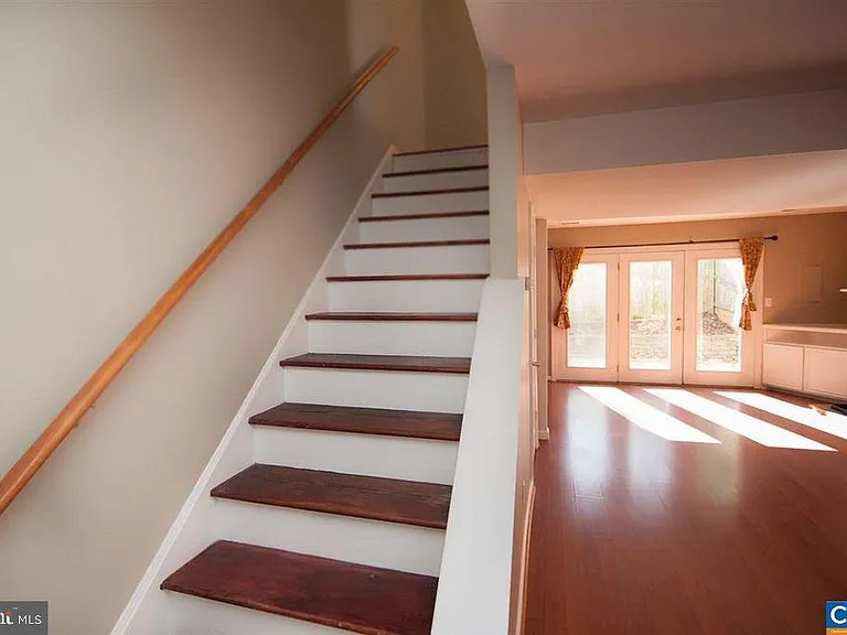 1566 Garden Ct — Photo 8
