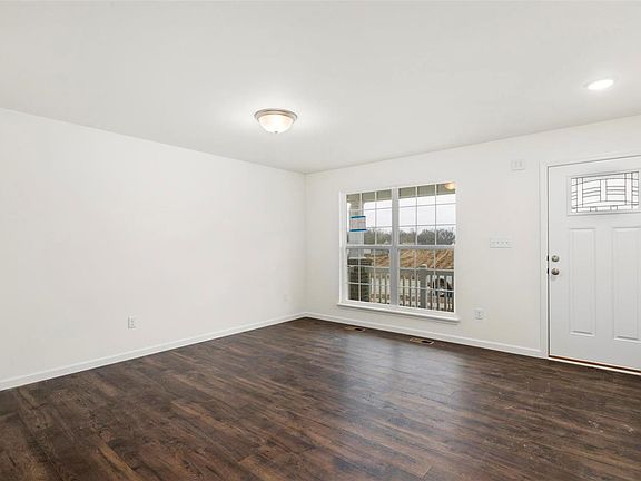 4th image of 119 Creek Haven Ct
