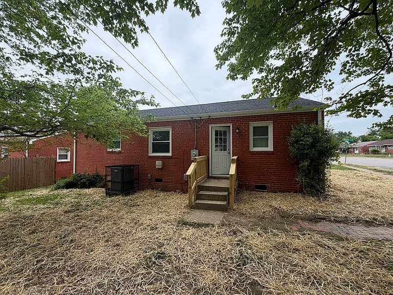 2100 Wright Ave — Photo 3