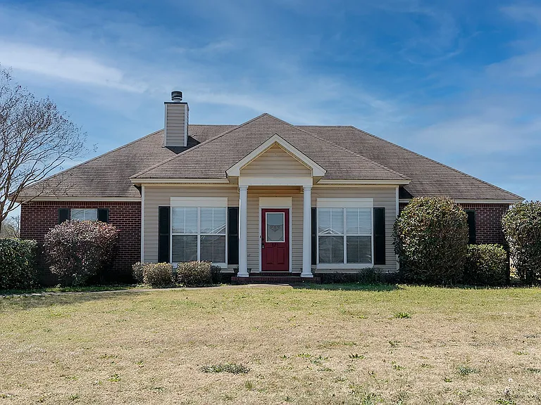 825 Bluegrass Dr — Photo 1