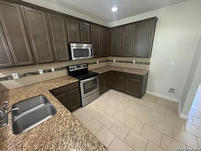 4 bed, 2.5 bath, 2366 sqft, $2,200 — Photo 4